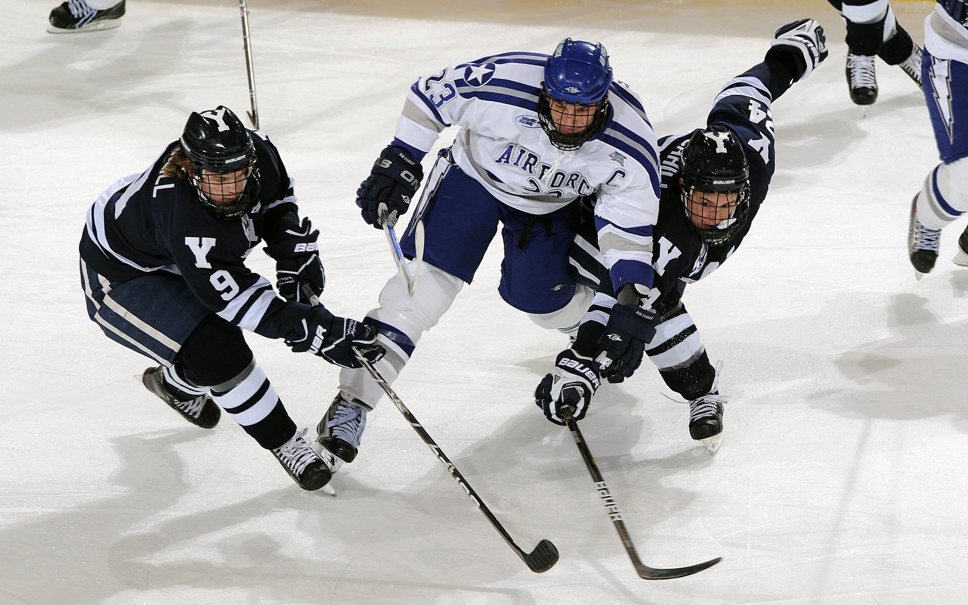 开云体育官网下载-2019季后赛：库里关键第4节连续投中两个超远距离三分，带队逆转！